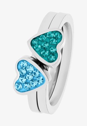 Bague en argent présentant deux cœurs, l'un turquoise avec des cristaux et l'autre bleu clair avec des cristaux, montés sur un design à double bande.
