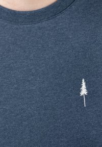 Navyblaue Baumwoll-T-Shirt mit geripptem Rundhalsausschnitt; verfügt über ein kleines weißes gesticktes Baumdesign auf der linken Seite.