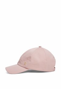 Cappellino da baseball rosa con visiera curvata, realizzato in materiale liscio, con un piccolo accento del logo dorato sul fronte e una cinghia regolabile sul retro.