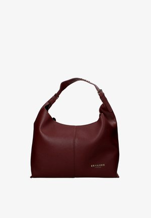 Borsa a spalla in pelle borgogna con forma arrotondata, finitura texturizzata e una sola tracolla. Presenta un marchio dorato sul davanti.