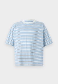 Camiseta de manga corta azul claro con rayas horizontales en diferentes tonos de azul y negro. Presenta un cuello redondo de canalé blanco.