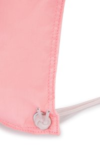 Tejido rosa claro con una textura suave, que presenta un ojal y un detalle de cordón en la parte inferior. La costura es visible a lo largo de los bordes.