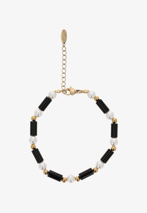 Armbånd med vekslende sorte cylindriske perler, hvide runde perler og små guldsmykker, afsluttet med en kædeklaps i guld.
