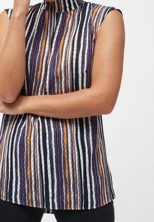 Haut sans manches avec des rayures verticales en violet, orange, noir et blanc. Col montant ; tissu texturé ; longueur jusqu'aux hanches.