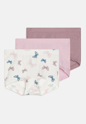 Drei Paare Kinderunterhosen: eine weiße mit Schmetterlingsmotiven, eine rosa und eine sanftlila, alle aus weichem, dehnbarem Stoff.