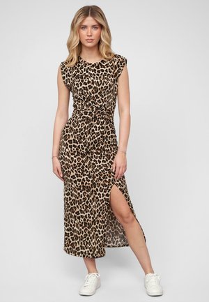 Leopardo kuosi midi-mekko, jossa on kiero etuosa, hihattomat hihat ja sivuaukko; valmistettu pehmeästä, venyvästä materiaalista, yhdistetty valkoisiin lenkkarit.