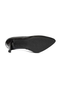 Zapato de tacón alto de charol negro con punta afilada y suela de goma texturizada. Presenta un esbelto tacón de aguja.