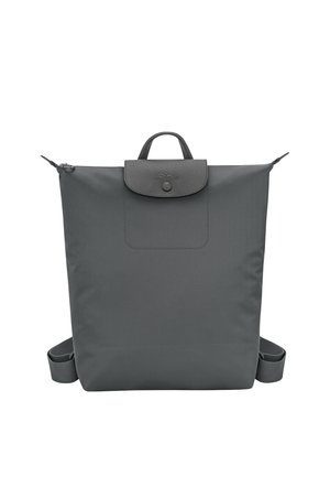 Dunkelgrauer, quadratischer Rucksack mit einem oberen Griff, Klappenverschluss mit Knopf und verstellbaren Schultergurten, die an den Seiten sichtbar sind.