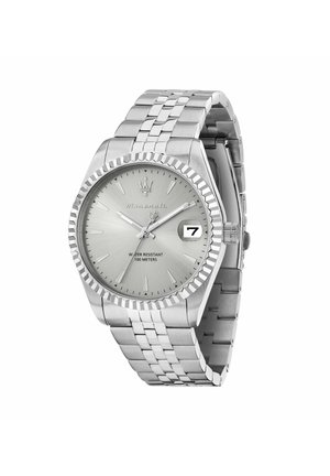 Orologio da polso Maserati argento con cinturino a maglie in metallo, lunetta scanalata, tre lancette, finestra della data che mostra il 7 e resistenza all'acqua fino a 100 metri.
