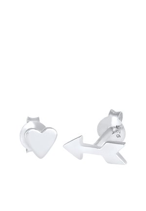 Boucles d'oreilles clous en argent, l'une en forme de cœur et l'autre en forme de flèche, toutes deux avec fermoirs papillon.