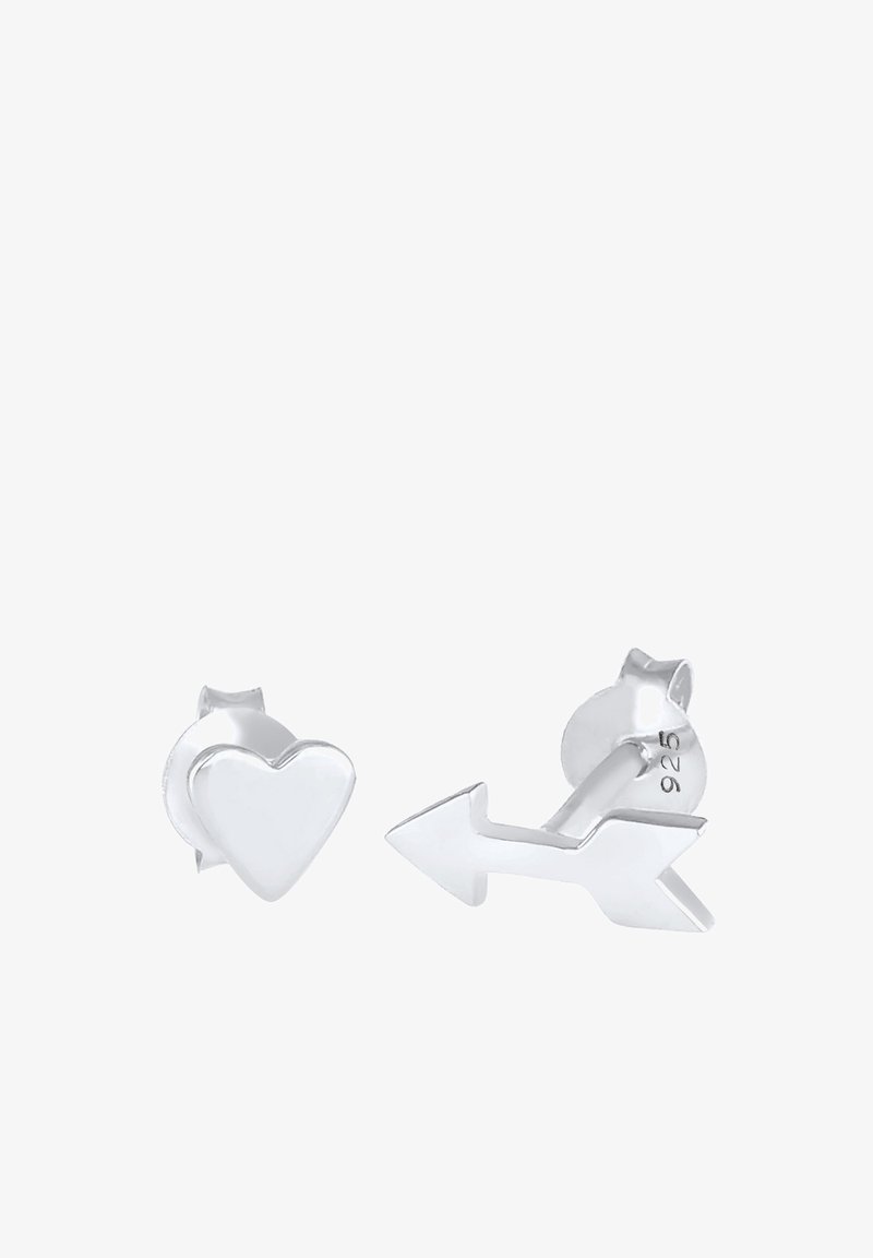 Boucles d'oreilles clous en argent, l'une en forme de cœur et l'autre en forme de flèche, toutes deux avec fermoirs papillon.