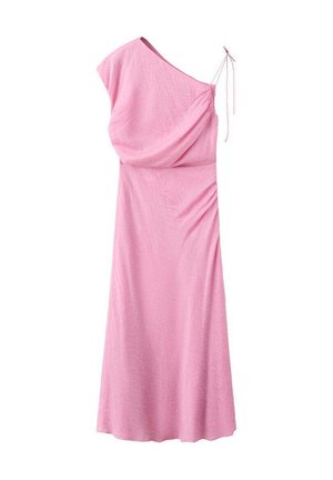 Femme debout de profil portant une robe midi sans manches rose avec un subtil motif texturé sur un fond blanc uni.