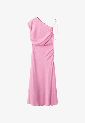 Femme debout de profil portant une robe midi sans manches rose avec un subtil motif texturé sur un fond blanc uni.
