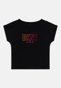 Černé zkrácené tričko s krátkým rukávem vyrobené z bavlny, s barevným vyšívaným logem "DKNY" a nápisem "EST. 1989 . NYC" pod ním.