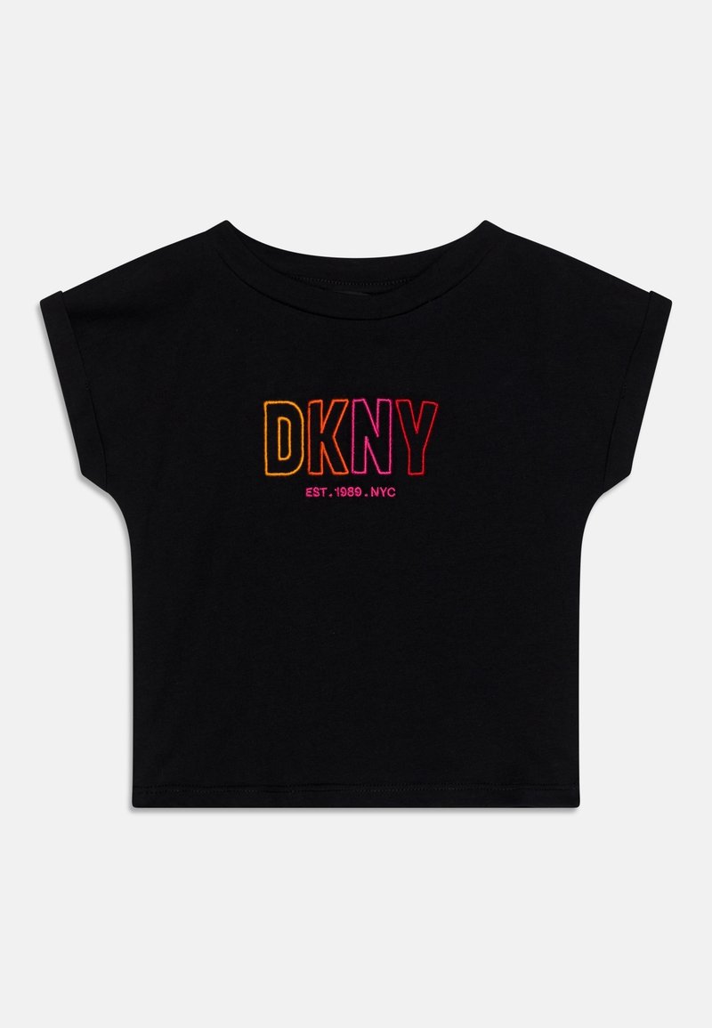 Černé zkrácené tričko s krátkým rukávem vyrobené z bavlny, s barevným vyšívaným logem "DKNY" a nápisem "EST. 1989 . NYC" pod ním.