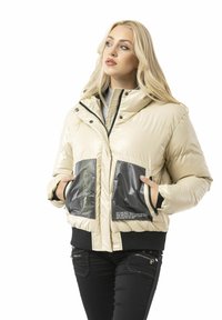 Beige Steppjacke mit abnehmbarem Kapuzen, glänzenden schwarzen Taschenpaneelen und gerippten Bündchen. Verfügt über einen Reißverschluss und dezente Markendetails.
