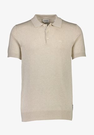 Beige polo paita, joka on valmistettu pehmeästä kankaasta ja jossa on ribatoiminen kaulus sekä lyhyet hihat. Varustettu kolmella napilla ja pienellä brodeeratulla logolla rinnassa.