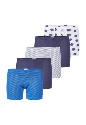 Fünf Paar männliche Boxershorts in Blau- und Weißtönen, mit einfarbigen, gestreiften und geometrischen Hexagonmustern, überlappend angeordnet.