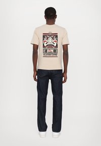 Evisu TOTEM DARUMA TEE - Tričko s potlačou - taupe