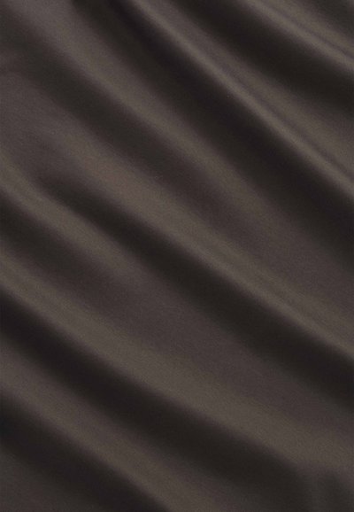 Dunkelbrauner Stoff mit glatten, sanften Falten, die weiche diagonale Schatten und Highlights erzeugen.