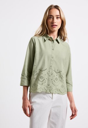 Camicia button-up verde chiaro con colletto e maniche a 3/4, caratterizzata da un ricamo intagliato elaborato lungo l'orlo. Tessuto morbido.