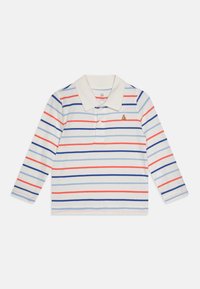 Polo shirt cu mânecă lungă, de culoare albă, cu dungi orizontale roșii și albastre. Prezintă un guler, trei butoane și un detaliu mic cu logo.