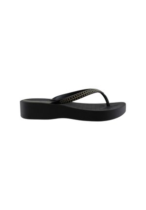 Zwarte platform-slide met een gestructureerde zool en een zwart bandje versierd met kleine zilveren studs.