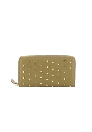 Olivgrüne Rundum-Reißverschlussbörse mit strukturiertem Finish, verziert mit gleichmäßig verteilten kleinen goldfarbenen Nieten auf der Vorderseite.