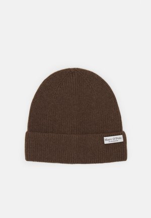 Brązowa prążkowana dzianinowa czapka z mankietem i białą prostokątną metką marki Marc O’Polo po prawej stronie mankietu.