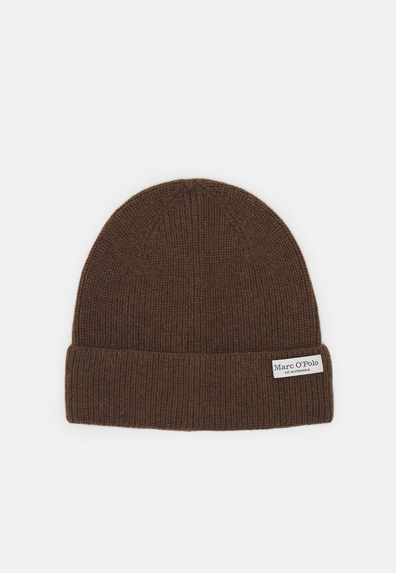 Bonnet en tricot côtelé marron avec revers plié et étiquette de marque Marc O’Polo rectangulaire blanche sur le côté droit du revers.