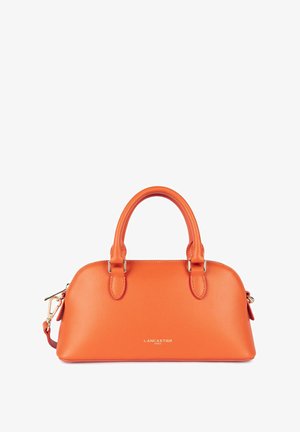 Sac à main en cuir orange avec un design structuré, double poignée supérieure, accents en matériel doré et fermeture éclair. Finition texturée et détail du logo.