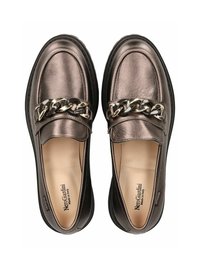 Metallisch bronzefarbene Slipper mit einer glatten Lederoberfläche, ausgestattet mit einer dekorativen Kette über dem Vorderteil und einer flachen schwarzen Sohle.