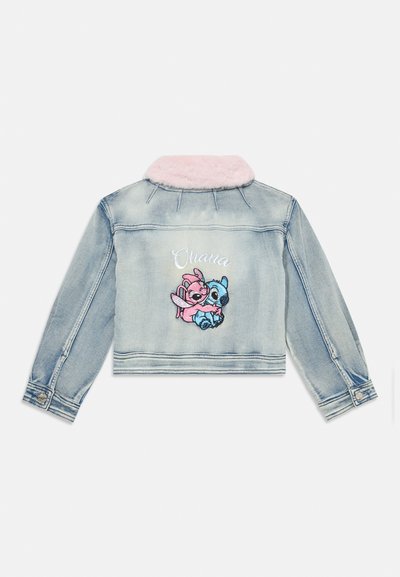 Chaqueta de mezclilla con un lavado azul claro y un cuello de piel sintética rosa. Presenta personajes bordados en la parte posterior y un diseño cortado.