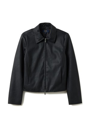 Veste noire en similicuir avec manches longues, fermeture éclair frontale et large col, présentée sur un fond blanc.