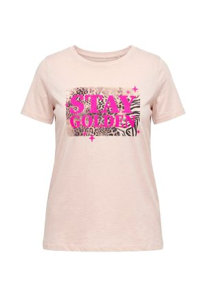Lichtroze t-shirt met korte mouwen en gedurfde roze tekst "STAY GOLDEN" op een rechthoekige achtergrond met gemengd dierenprint.