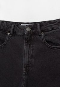 Jean en denim gris foncé au niveau de la taille avec bouton de fixation, passants de ceinture et poches avant visibles sur un fond blanc.