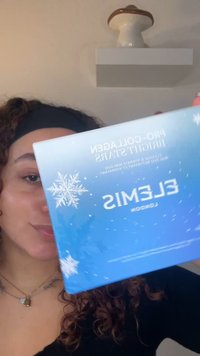 Pro-Collagen hudpleiesett har en blå gradient med hvite snøfnugg. Teksten fremhever "Elemis" og produktdetaljer i en tydelig font.