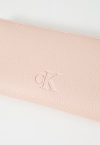 Calvin Klein Jeans ULTRALIGHT ZIP AROUND - Portafoglio - rose dust