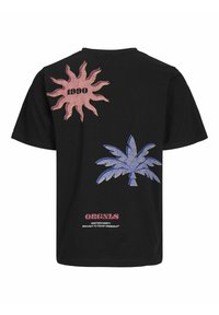 Juodas medvilnės marškinėliai su ryškiais grafikos elementais: rožinė saulė su „1990“ ir mėlyna palmė. Apačioje esantis tekstas sako „ORIGINALS NINETEEN NINETY."