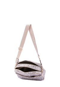 Borsa a tracolla beige con lettering stampato, caratterizzata da hardware dorato, una tracolla testurizzata e numerosi scomparti con zip per l'organizzazione.