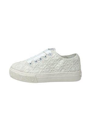 Sneaker bianco low-top con motivo floreale in pizzo, lacci a nastro bianchi e suola spessa con marchio "Lelli Kelly" in rilievo.