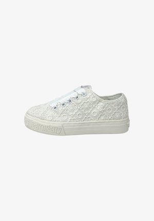 Sneaker bianco low-top con motivo floreale in pizzo, lacci a nastro bianchi e suola spessa con marchio "Lelli Kelly" in rilievo.