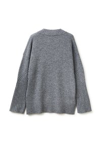 Maglione grigio a maglia con una texture a coste, caratterizzato da un collo rotondo e maniche oversize. L'orlo è anch'esso a coste, offrendo una vestibilità comoda.