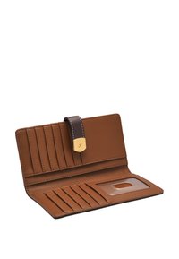 Portefeuille en cuir marron avec une sangle marron et des accessoires en or. Il dispose de plusieurs emplacements pour cartes et d'une fenêtre pour ID transparente. Texture lisse et design minimaliste.