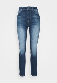 Jeans de ganga azul escuro com um efeito desbotado, cintura alta, corte straight-leg, cinco bolsos e detalhe em botão prateado na frente.
