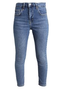 Úzké džíny ve středně modrém denimovém odstínu. Vysoký pas, pět kapes, zlaté prošívání a minimální kovové detaily. Hladká textura s mírným elastickým efektem.