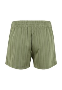 Shorts vert olive avec de fines rayures verticales et une ceinture élastique, vus de dos sur fond blanc.