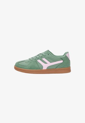 Groene sneakers gemaakt van synthetisch materiaal, met roze accenten en een rubberen zool. Het ontwerp omvat een veterluiting aan de voorkant en driehoekige patronen.