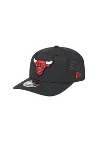 Gorra de béisbol negra con un logo bordado en rojo de los Chicago Bulls en el frente, con paneles laterales texturizados y una visera curva.