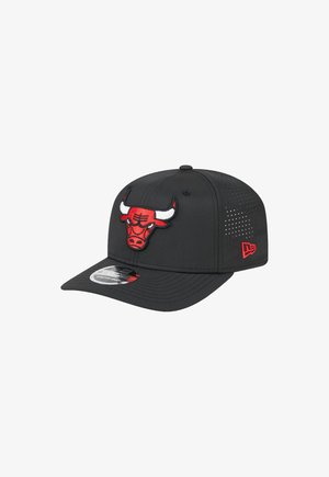 Gorra de béisbol negra con un logo bordado en rojo de Chicago Bulls en la parte frontal, con visera curva y paneles de malla transpirables en los lados.
